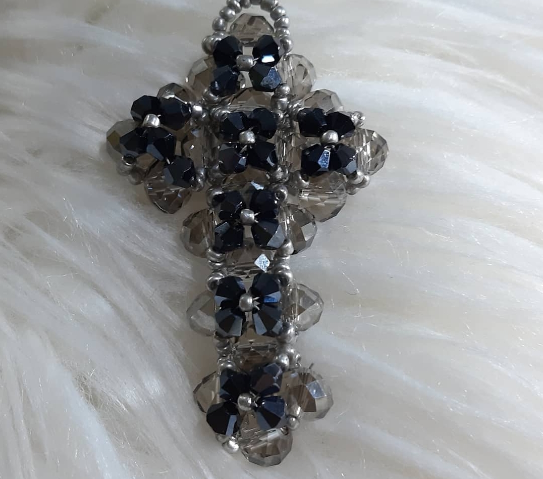 C-C (5) cruz negra crsitales con flores perlita